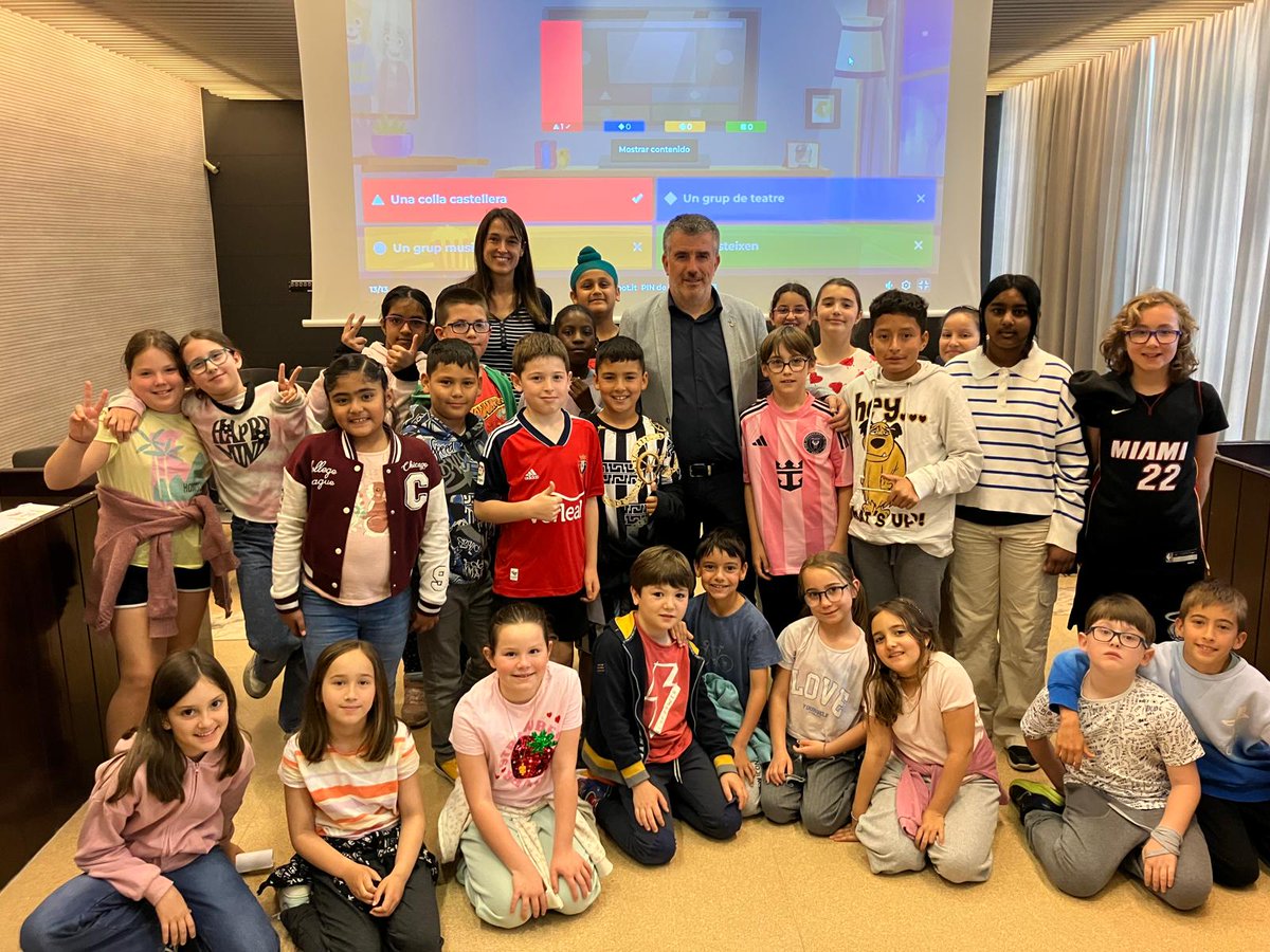 Jordi Viñas i Xifra (@vinasxifra) on Twitter photo 👉Avui han visitat l'Ajuntament de <a href="/ViladeSalt/">Ajuntament de Salt</a> alumnes de 3r i 4t de l'escola <a href="/PompeuFabraSalt/">Col·legi Pompeu Fabra (Salt)</a>.
🏬Han conegut millor el consistori i com funcionem i amb el treball previ m'han fet preguntes de funcionament i propostes de millor del poble.
👏Gràcies per la visita!
#ViuSalt 👉Avui han visitat l'Ajuntament de <a href="/ViladeSalt/">Ajuntament de Salt</a> alumnes de 3r i 4t de l'escola <a href="/PompeuFabraSalt/">Col·legi Pompeu Fabra (Salt)</a>.
🏬Han conegut millor el consistori i com funcionem i amb el treball previ m'han fet preguntes de funcionament i propostes de millor del poble.
👏Gràcies per la visita!
#ViuSalt