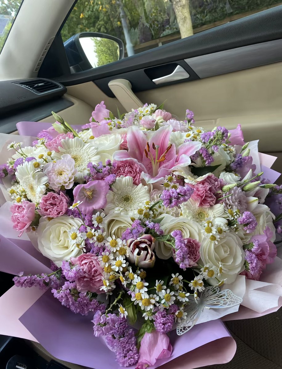 i3Moment's tweet photo. Purple flowers bouquet https://t.co/zYqrnxTMzg