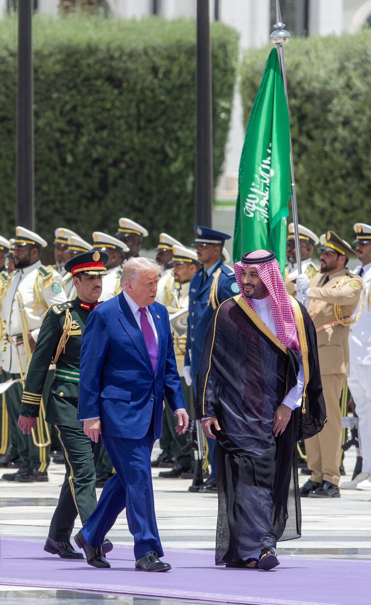 ان قالها الله وْصدقت رؤيتك وانزاح العسام
انك لتركز بيرقك فالشرق الاوسط يا ملك :)