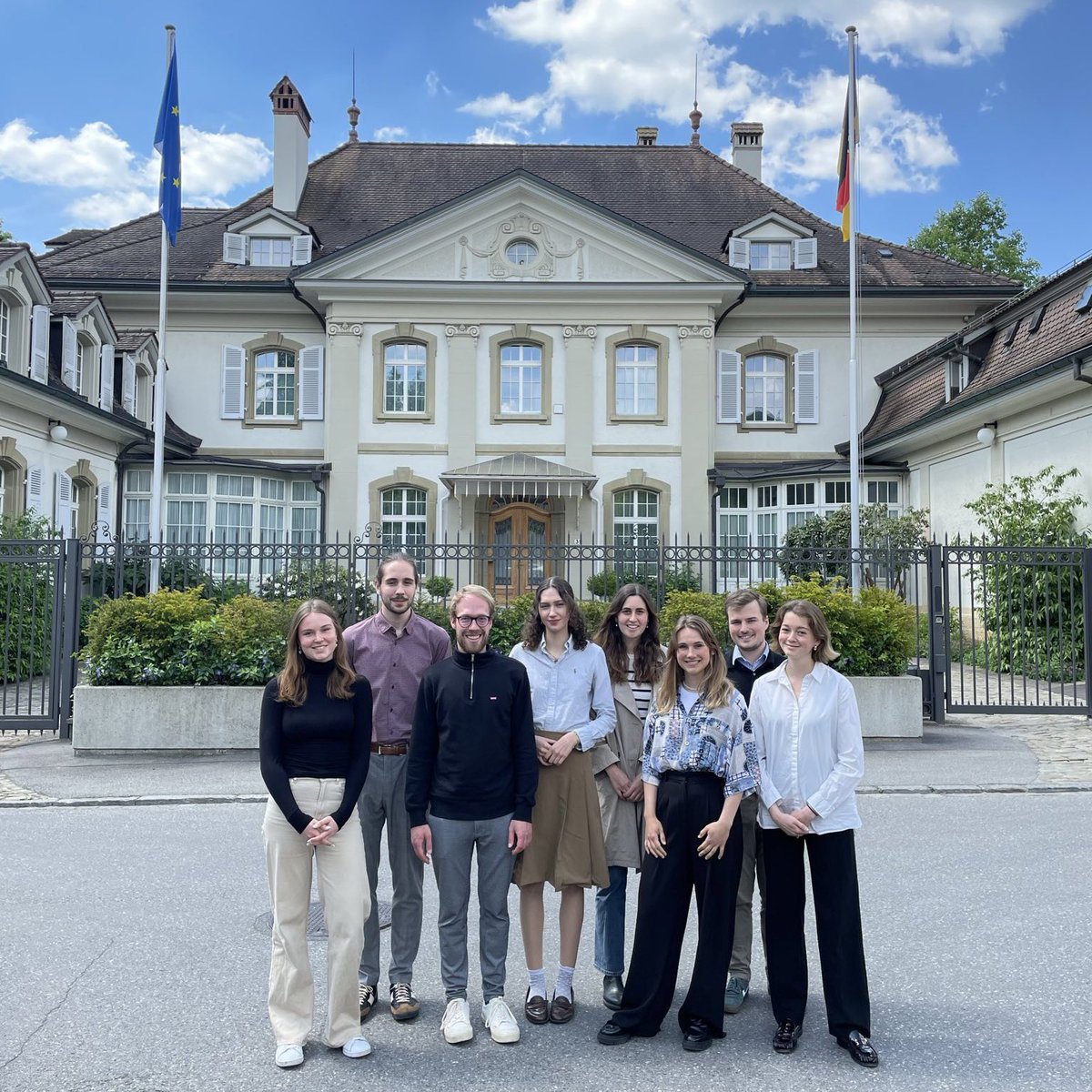 Bern meets Geneva!

Today, our interns &amp; legal trainees from the German Mission in Geneva met their peers at the German Embassy in Bern 🇩🇪🇨🇭
A great opportunity to exchange multilateral &amp; bilateral perspectives on diplomacy!

Interested in an internship?⤵️
is.gd/yyVWIA