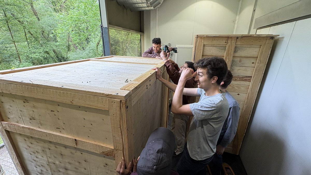NatxoPas's tweet image. Our new USM 1300 ”Bilbo” is now at home. Professional installation and support from @nanoscore and @UNISOKU_PR. Now Leo @EdensLeonard starts thinking on first experiments to do in #Bilbo for our @ERC_Research grant #CONSPIRA. Keep tuned