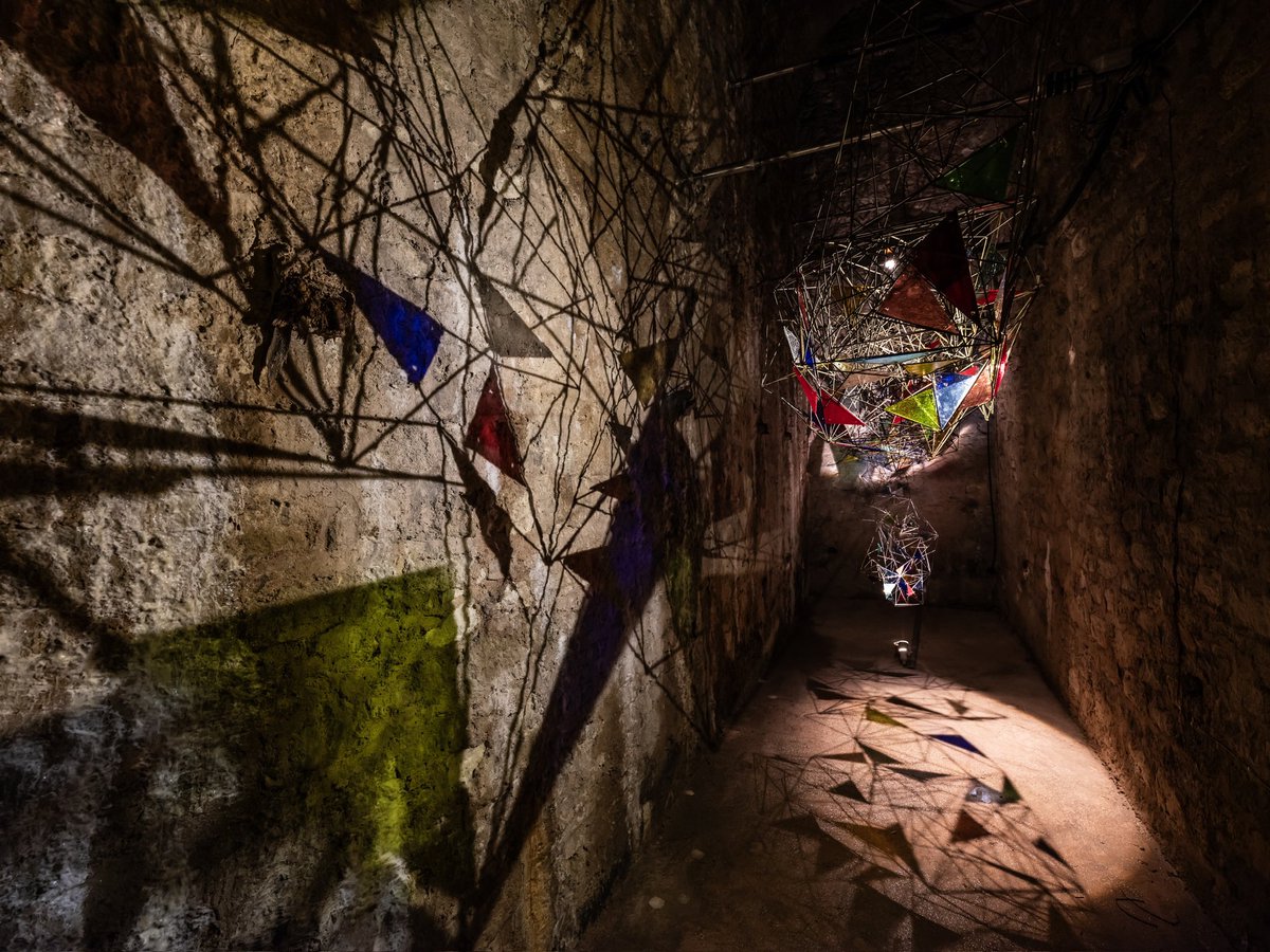 Taşın, ışığın ve belleğin buluştuğu bir mekân: Nuruosmaniye Mahzen. 

3. Uluslararası Yeditepe Bienali kapsamında bu tarihi atmosferde yer bulan enstalasyonlar, sizi zamansız bir yolculuğa davet ediyor.

#YeditepeBienali