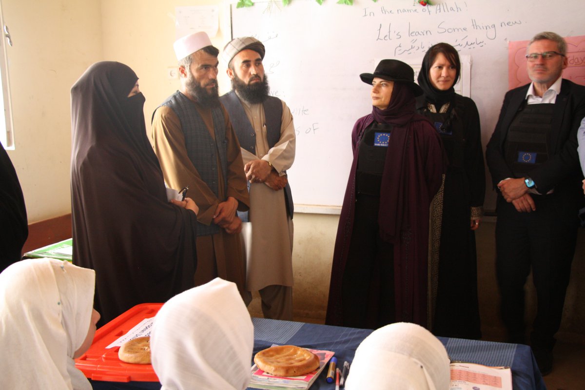 EUinAfghanistan's tweet photo. دا پروګرام چې د اروپایي ټولنی په ملاتړ پلي کیږي، څو اړخیزې اغیزې لري.
له یوې خوا له زده کوونکو سره مرسته کوي چې د خوړو د خوندیتوب له اندیښنې پرته زده کړې وکړي، او له بلې خوا د کورني تولید او د محلي ښځو په ګډون سره د خصوصي سکتور په پیاوړتیا او د محلي ښځو په پیاوړتیا کې مرسته کوي. https://t.co/wg4k2joskA