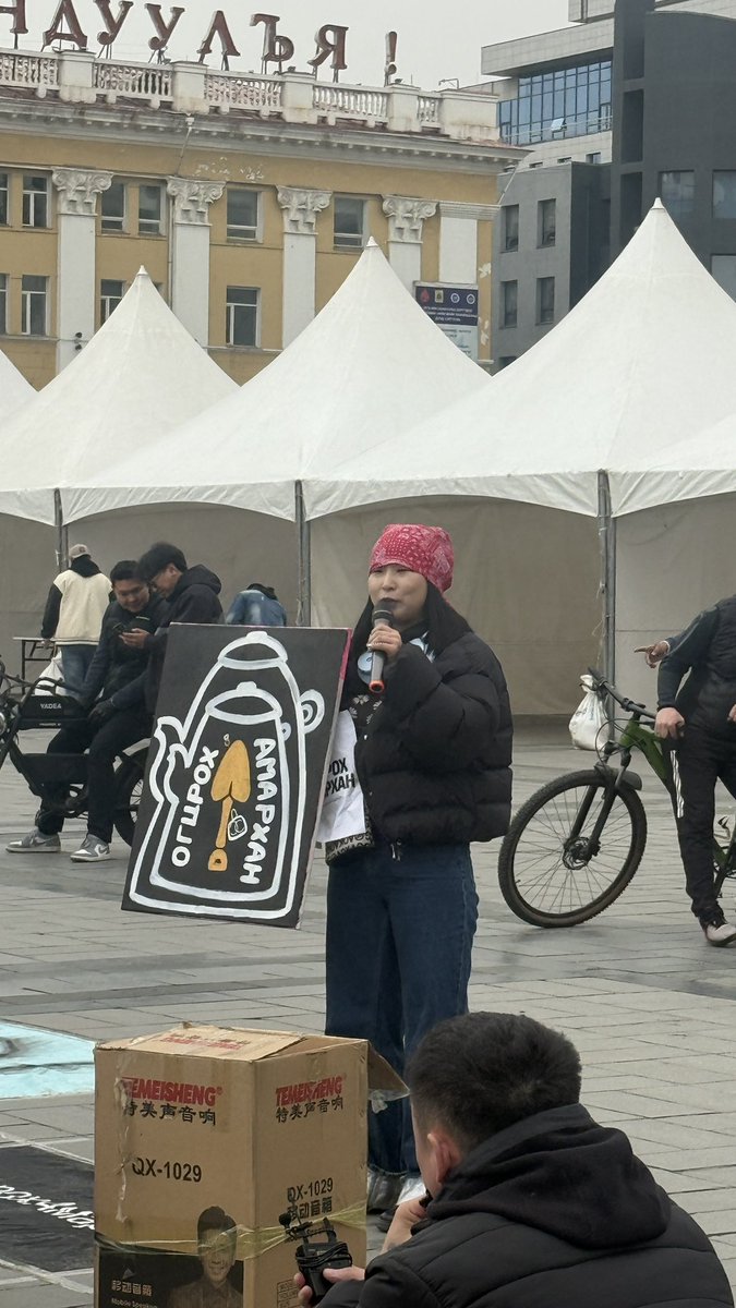 Энэ ёстой хөөрхөн өгүүлэмжтэй зураг зурсан байсан
Давхар данх gold digger бөгж цүнх гээд🤣🤣🤣