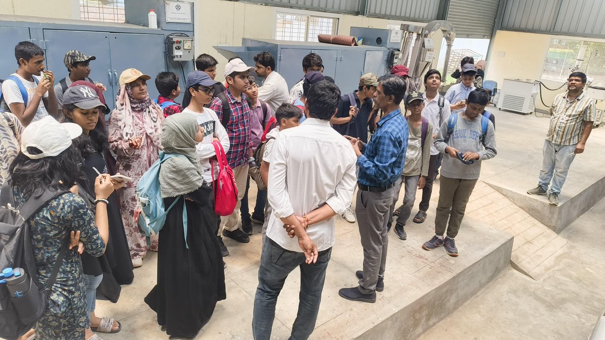 CSIRCIMAP's tweet image. On May 13, 2025, in celebration of #NationalTechnologyDay the @CSIRCIMAP Research Centre in Hyderabad organized visit for 35 students representing various schools in and around Hyderabad. @PrabodhTrivedi @CSIR_IND @DrNKalaiselvi