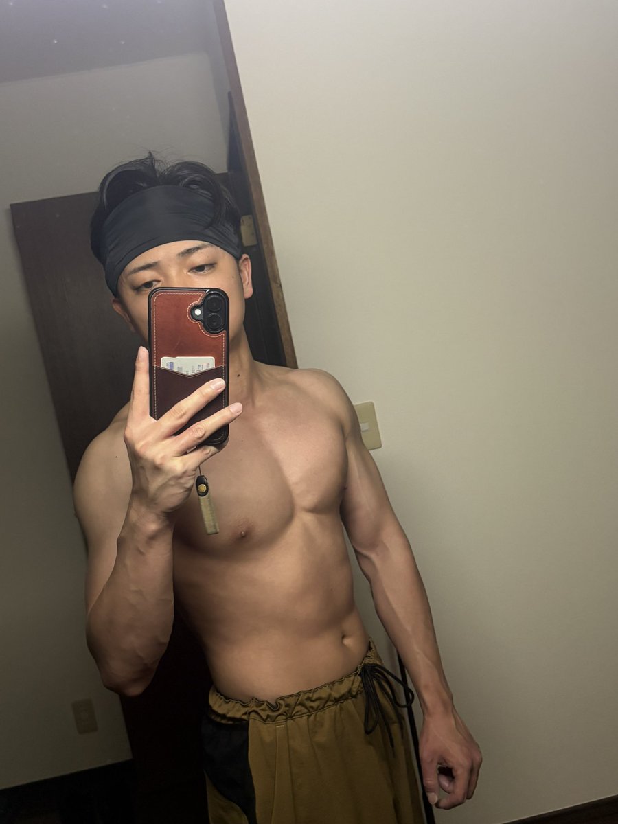 今日の家トレは胸です！
加重ディップスで重量伸ばせました！
最高の筋トレでした！

これから筋トレの方、もう終わった方、お疲れ様です！！