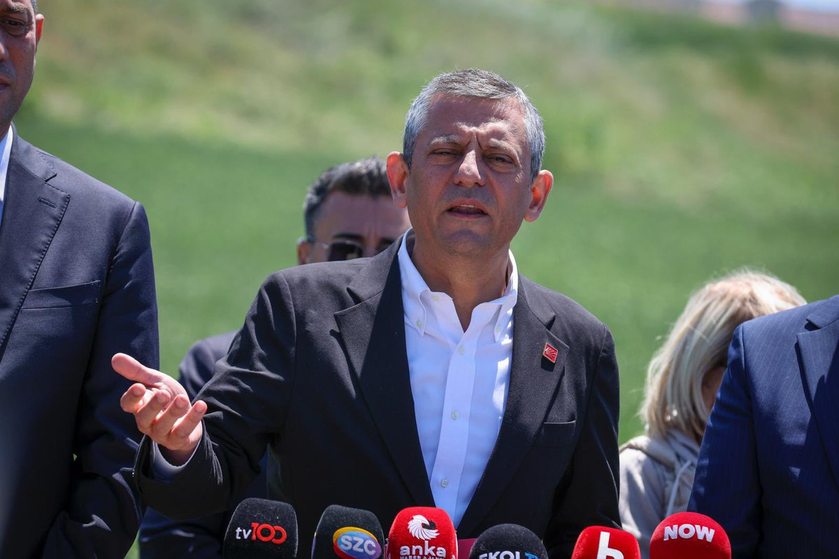 herkesicinCHP's tweet photo. Genel Başkanımız Özgür Özel, İstanbul Silivri’de Marmara Ceza İnfaz Kurumları Yerleşkesinde tutulan Cumhurbaşkanı adayımız Ekrem İmamoğlu ile görüşmesi sonrasında basın mensuplarına açıklama yaptı. https://t.co/kKJuUD8d5o