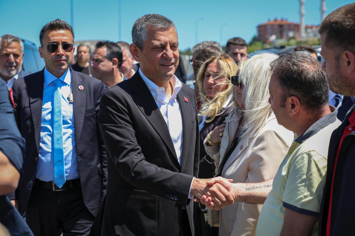 herkesicinCHP's tweet photo. Genel Başkanımız Özgür Özel, İstanbul Silivri’de Marmara Ceza İnfaz Kurumları Yerleşkesinde tutulan Cumhurbaşkanı adayımız Ekrem İmamoğlu ile görüşmesi sonrasında basın mensuplarına açıklama yaptı. https://t.co/kKJuUD8d5o