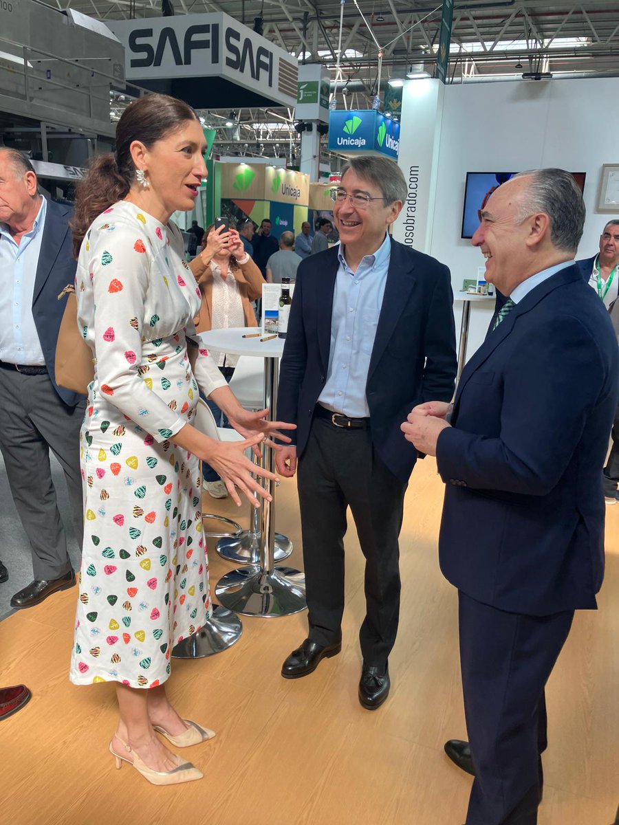 Hoy en #Expoliva2025 hemos recogido el premio al Mejor Aceite Ligero de Mayor Producción Convencional por nuestro Molino del Genil Arbequina. 🏅
Lo recibió nuestro presidente Juan Manuel Martínez Sagrera.
Gracias a la alcaldesa de Écija, Silvia Heredia, por acompañarnos.