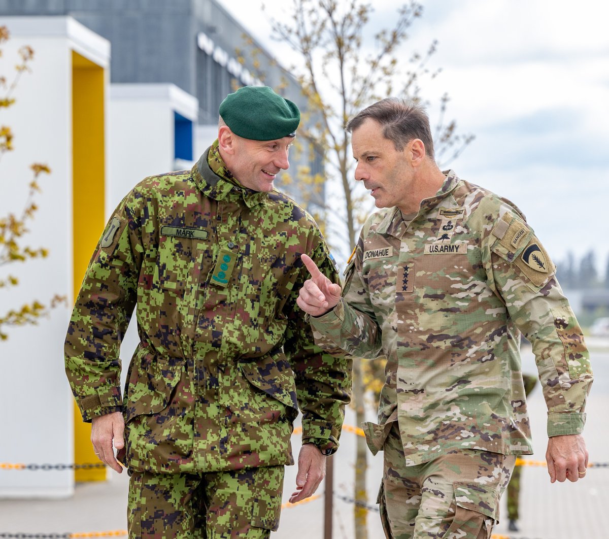 Maj Gen Indrek Sirel, Commander of the 🇪🇪ESTDIV, welcomed Gen Christopher Donahue, Commanding General, 🇺🇸<a href="/USArmyEURAF/">U.S. Army Europe and Africa</a>, &amp; Commander, <a href="/LANDCMD/">NATO Allied Land Command</a>, to #HedgeHog2025. #WeAreNATO #StrongerTogether #ReadyToDefend 

📸 Chief of Staff, ESTDIV, Col Janno Märk &amp; Gen Donahue touring Camp Tapa.
