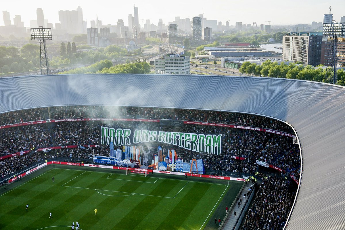 Persie_Official's tweet photo. 𝗔 𝗺𝗲𝗺𝗼𝗿𝗮𝗯𝗹𝗲 𝗻𝗶𝗴𝗵𝘁 𝗶𝗻 𝗺𝗮𝗻𝘆 𝗮𝘀𝗽𝗲𝗰𝘁𝘀!

Wat een bijzondere club en stad 🟢⚪️🟢

Diep respect voor @DeFeijenoorder en alle supporters — jullie hebben met de sfeeractie en het eerbetoon aan onze clublegende Peter kippenvel bezorgd. Momenten om nooit te vergeten.

Bedankt voor de onvoorwaardelijke steun in De Kuip dit seizoen. Tot snel! ❤️