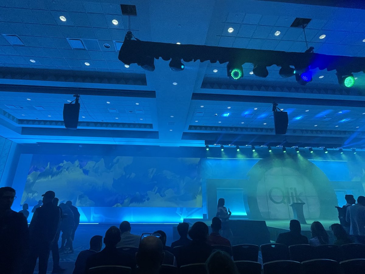 General Session getting started for day 3 at #qlikconnect 2025. Workshops on mapping, road map 2025, forecasting with AutoML and others were great!