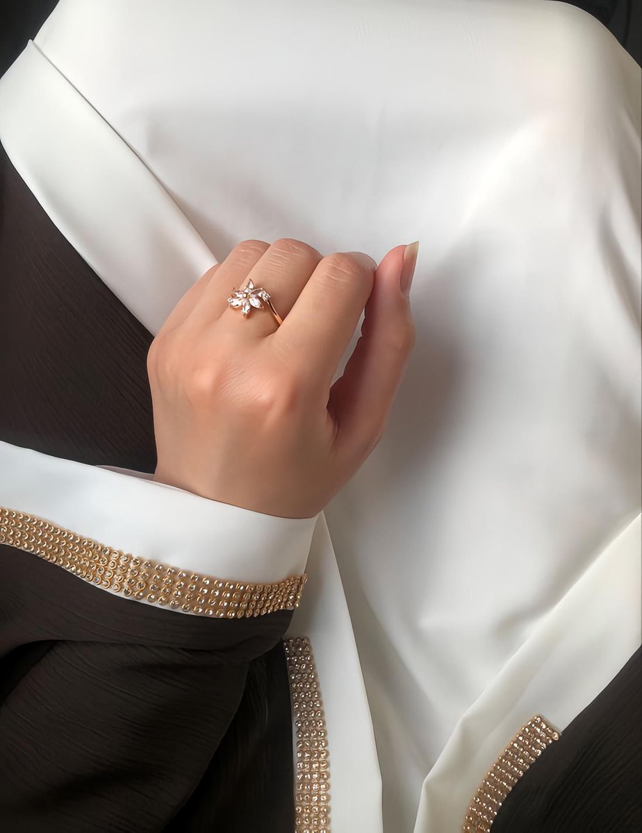 أُحِبُّ هَذِهِ الْقُوَّةَ، مَهْمَا بَدَتْ صَلَابَتِي الْأَيَّامُ وَالتَّجَارِبُ الْخَاطِئَةُ،
 أُحِبُّ أَنِّي أَسْتَطِيعُ سَحْقَ كُلِّ مَا قَدْ يَحْزُنُنِي وَالْعُبُورَ مِنْ فَوْقِهِ..