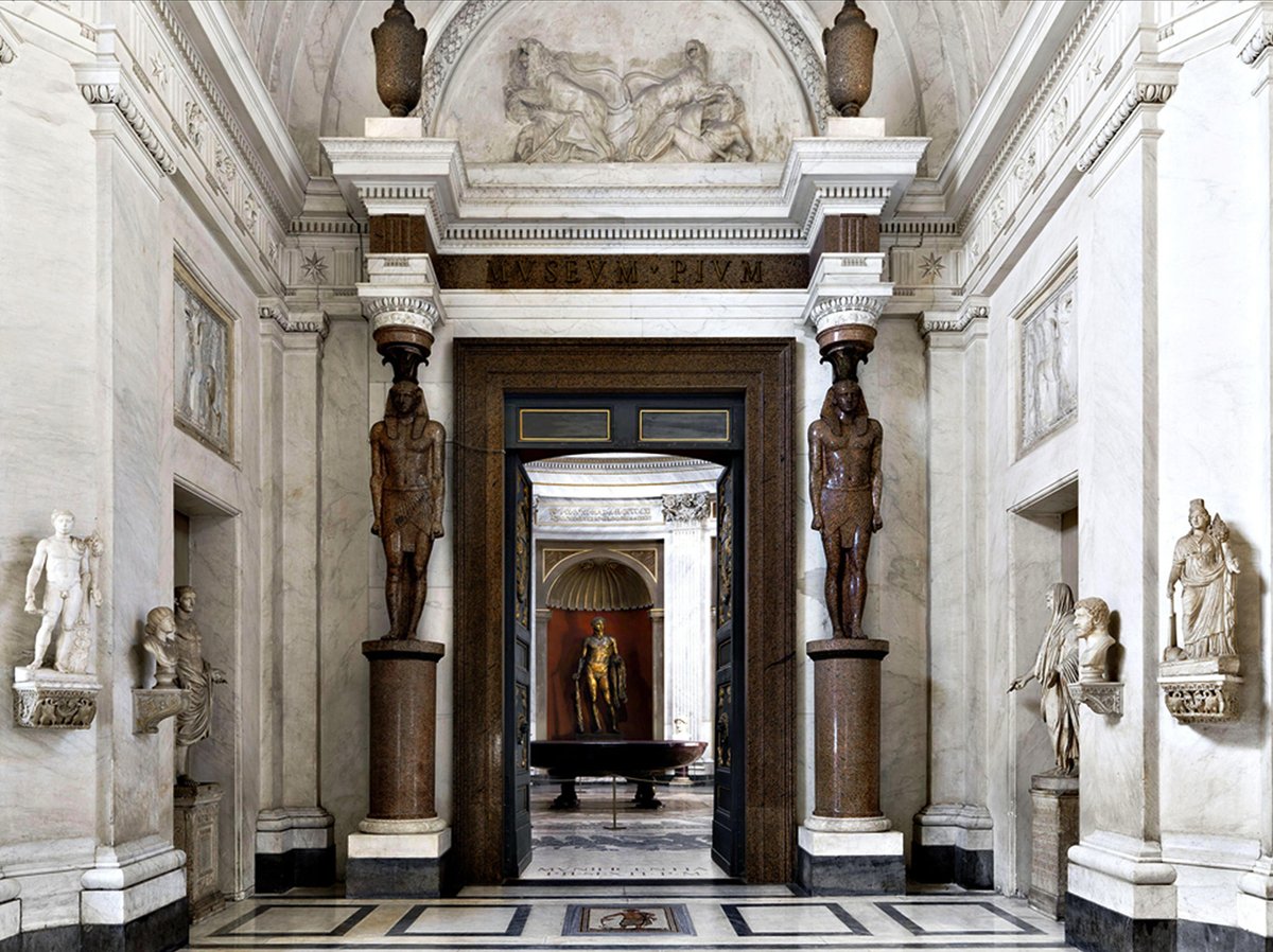 Due colossi in granito rosso accolgono i visitatori nella Sala a Croce Greca dei Musei Vaticani: sono i telamoni egittizzanti provenienti da Villa Adriana e oggi al centro di un dibattito sulle loro origini...

Ne parliamo su Archeo di maggio 👉 sfogliami.it/fl/313660/x22k…