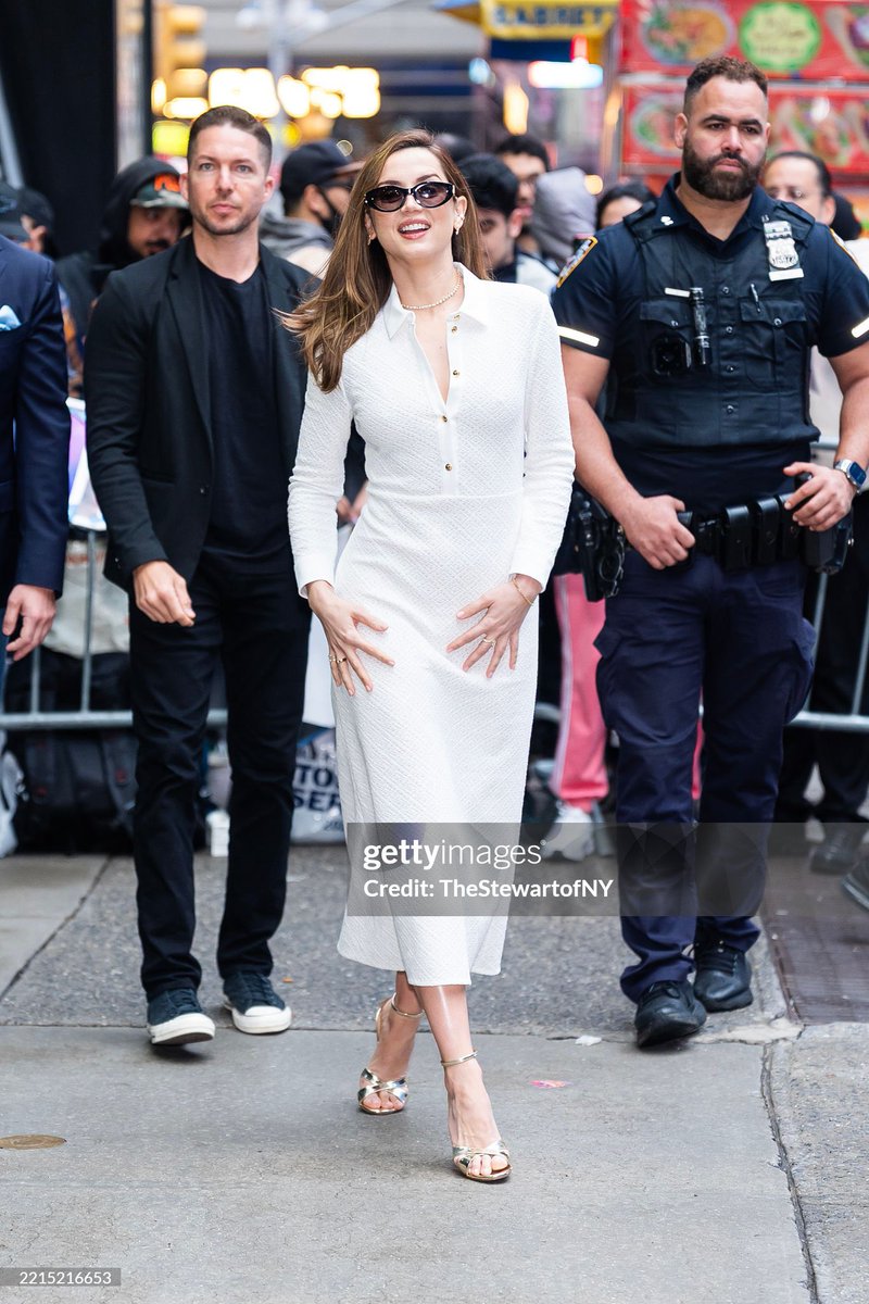 ana de armas base tweet media