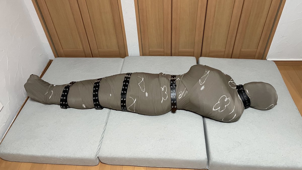 合計70mの伸縮布に巻かれました🤕
ビニテやヴェトラップとは違う、動けそうで動けない感覚が良かったです🙆‍♂️
視覚を奪われながら徐々に動けなくなっていく過程が最高でした

巻き手：<a href="/popo_makioka/">ポポ巻岡</a> 

#bdsm #bondage #mummification 
#拘束 #放置 #木乃伊