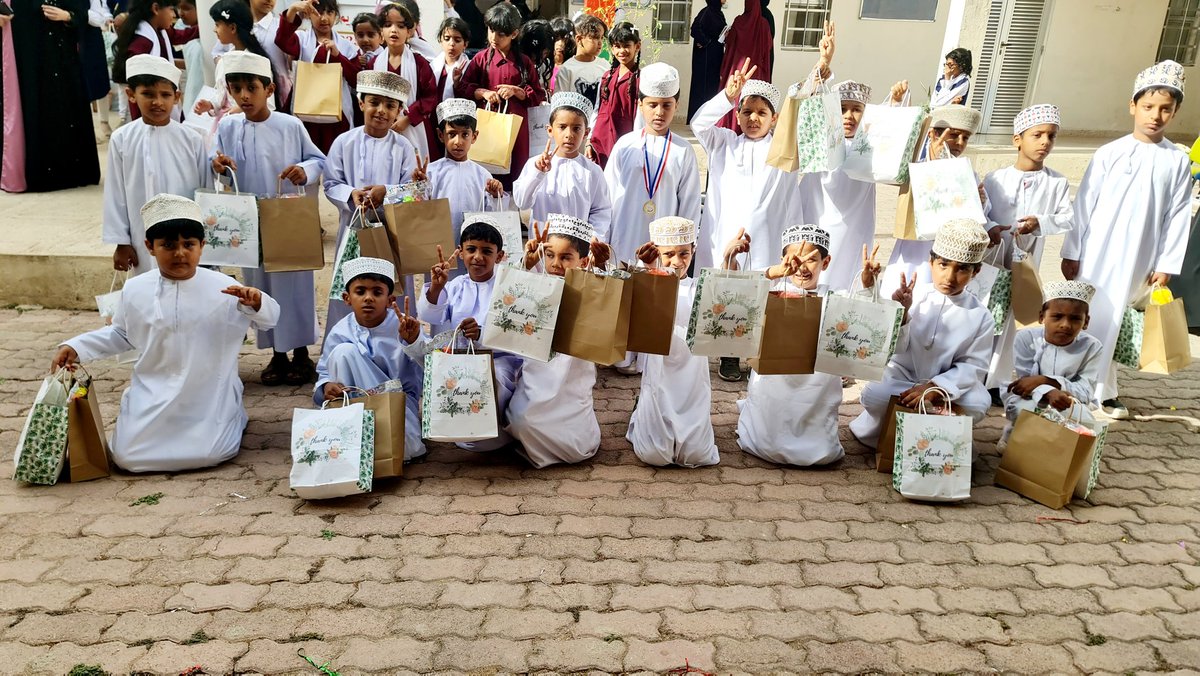 اليوم الخميس الموافق :15/5/2025 
كرمت الاستاذة بشرى الحداد طلبة الصف الاول 
#تعلم_مستدام 
#فعاليات_تعليمية_ظفار