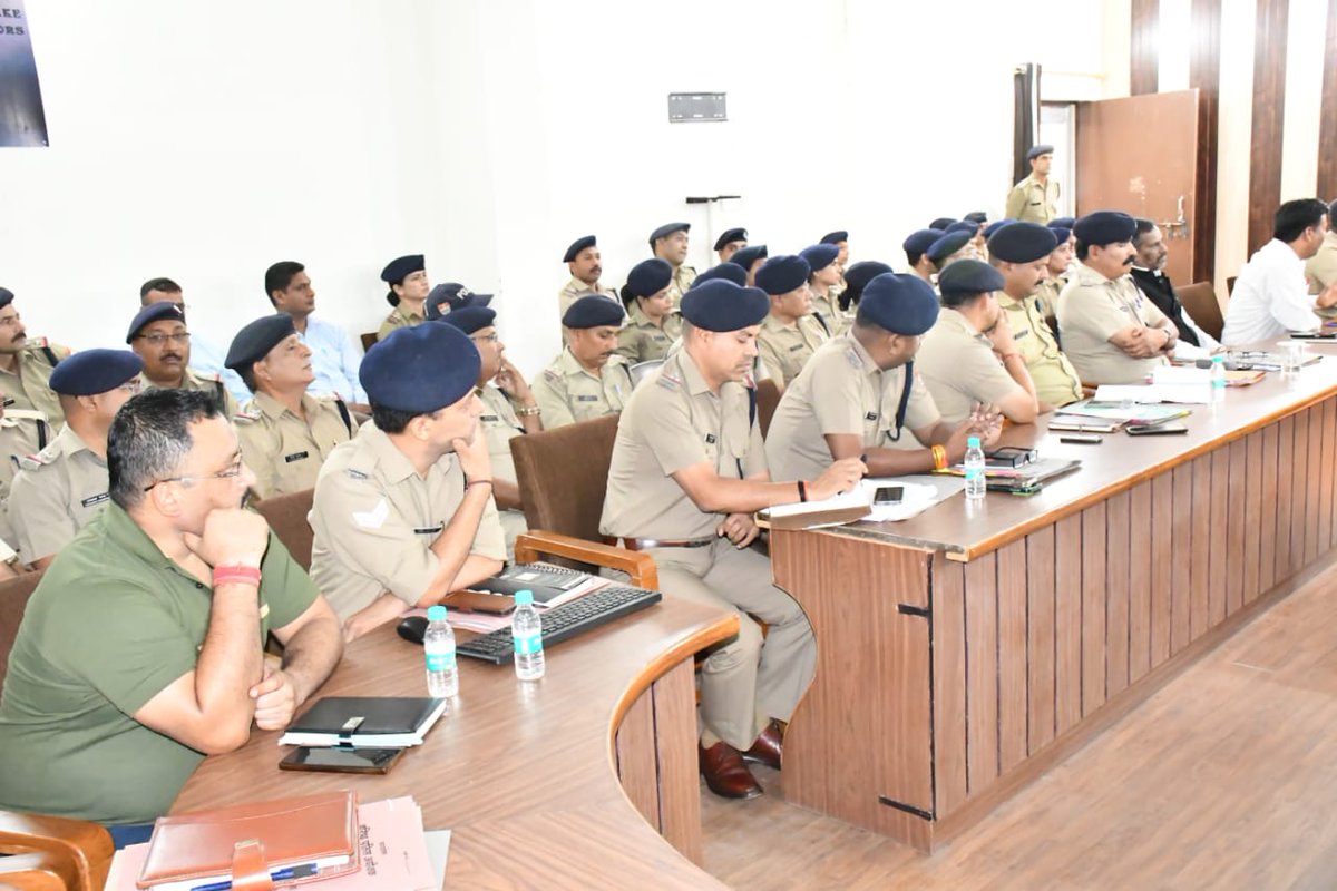 haridwarpolice's tweet photo. एस.एस.पी. प्रमेन्द्र सिंह डोबाल की अध्यक्षता में अपराध गोष्ठी आयोजित
🟣 बीते माह जनपद में घटे अपराधों एवं उनके अनावरण की समीक्षा
🟣 धौंस दिखाकर दबंग बन रहे अस्लाह धारकों के निरस्त होंगे लाइसेंस
🟣 कानून हाथ में लेकर दबंगई दिखा रहे तत्वों पर होगा कानून का कठोर प्रहार
#armact https://t.co/XsbrJx0BAD