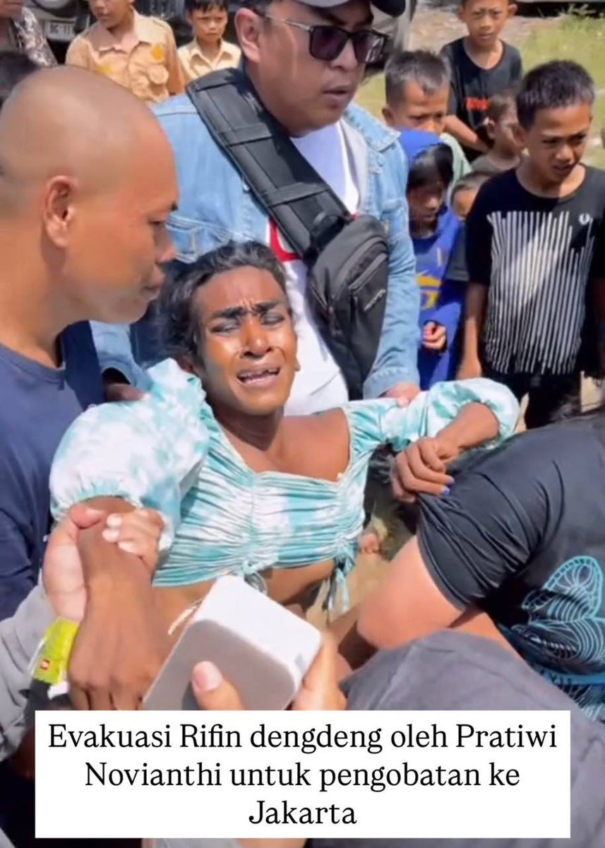 karinayusz's tweet photo. Momen haru saat Rifin Dengdeng dievakuasi oleh Pratiwi Novianti untuk mendapat pengobatan di Jakarta.
Semoga prosesnya lancar dan Rifin segera pulih 🙏 https://t.co/ouybe2MKtQ