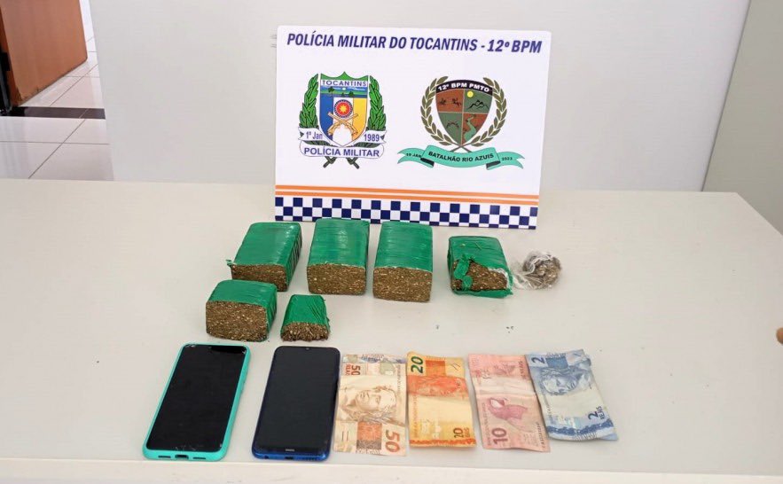 PMTO_oficial's tweet photo. PM apreende drogas e prende dois homens, em Aurora do Tocantins

Ação policial resultou na prisão de dois homens e apreensão de mais de 1,3 kg de maconha, celulares e dinheiro, após um dos suspeitos retirar a droga nos Correios.

Leia mais 👉 
https://t.co/pasX0omgBd https://t.co/7LPAaNuIk6
