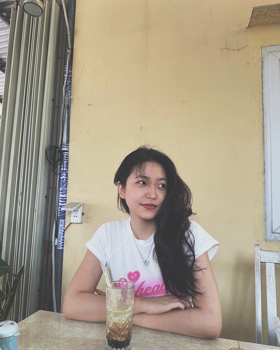 On a warm afternoon in this little garden café, I found myself lost in the sunlight dancing on the leaves and the gentle hum of nature. Dressed as if for a coming-of-age picnic, I couldn’t help but feel like the main character in a soft, daydream-filled scene.