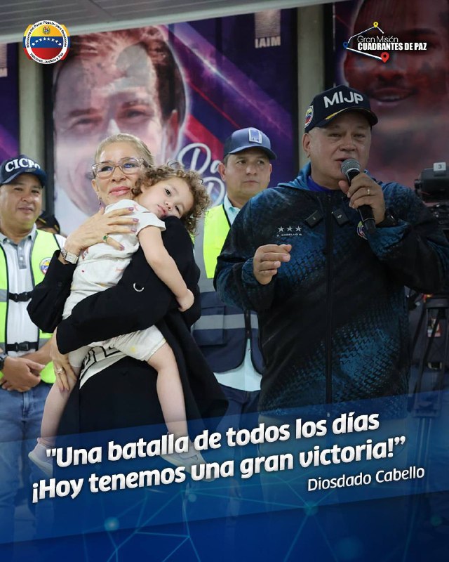 senadeszulia's tweet photo. El Ministro de Interior, Justicia y Paz, Diosdado Cabello, y la Primera Dama, Cilia Flores, recibieron a la niña #Maikelys tras ser separada de sus padres.

#RescateMaikelysAntonella #VenezuelaConMaikelys #MaikelysAntonella #madurorescataamaikelys https://t.co/18dRuE44KB