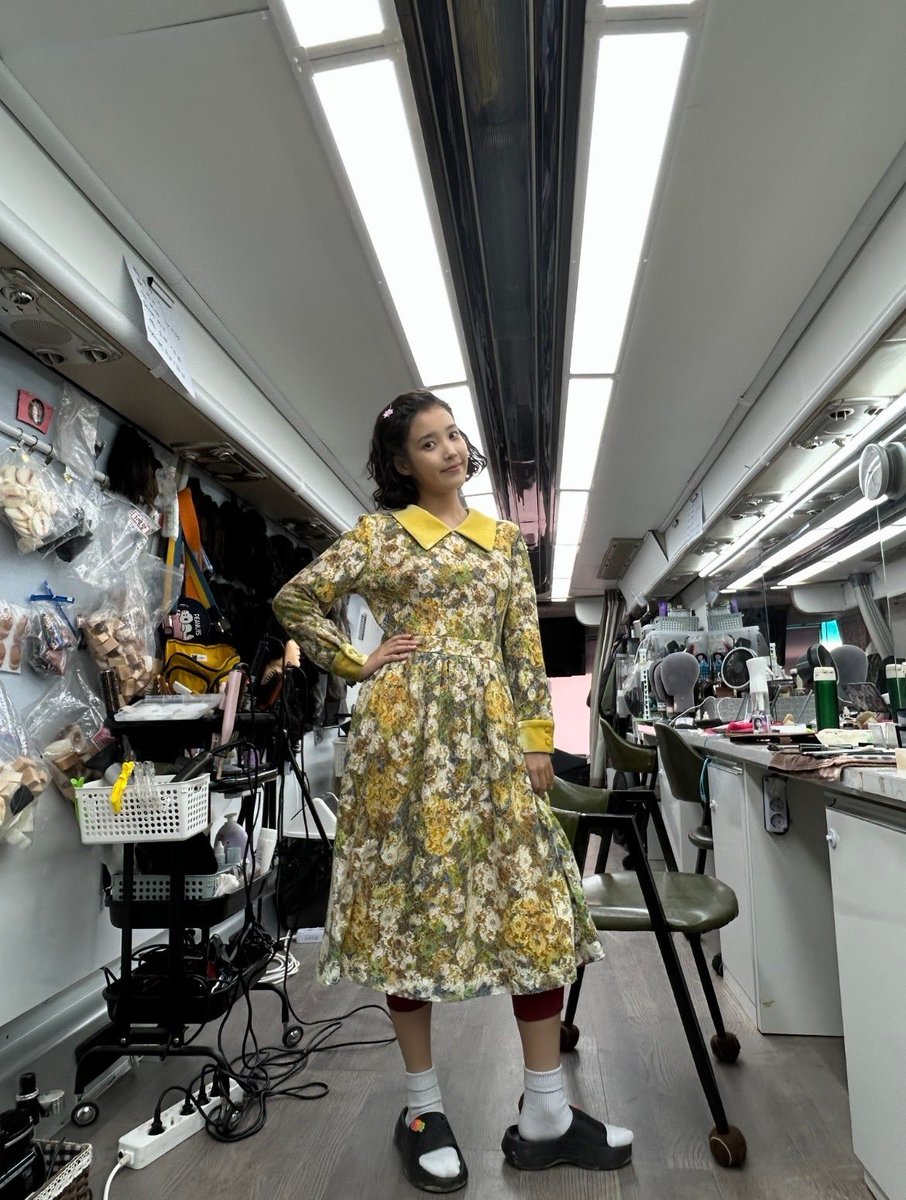 mingukiu's tweet photo. omg yes iu reminding us it's also oh aesun's birthday today. lol so cute with her busan dress 😭

#아꼬운_우리_지은_생일축하해
#FOR3V3R_with_IU https://t.co/yKKbaHovVc