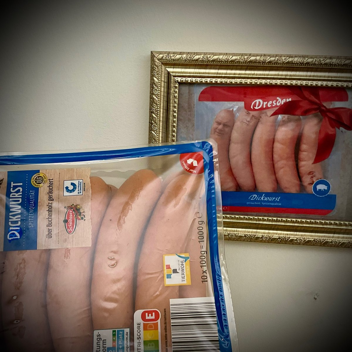 Die Bockwurstparty kann steigen!
Heute 19Uhr im Rathaus:
Vernissage
DickPics- Im Reich des Bockwurstkönigs
#StaDDrat