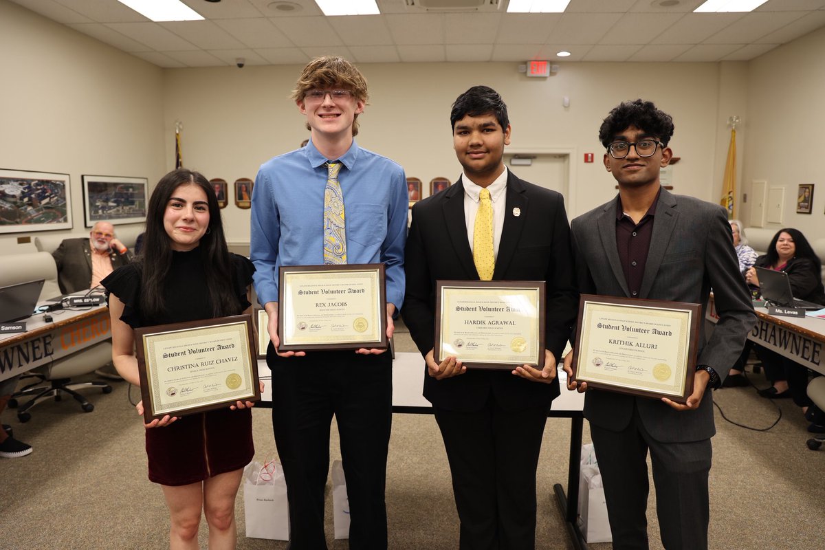 cbeducator's tweet image. Junior Krithik Alluri and Seniors Rex Jacobs, Hardik Agrawal, and Christina Ruiz Chavez amazed us with their devotion to service. Their outlook on volunteerism is inspiring! @LenapePride @Cherokee_HS @SenecaFamily @ShawneeHSNJ #LRHSD