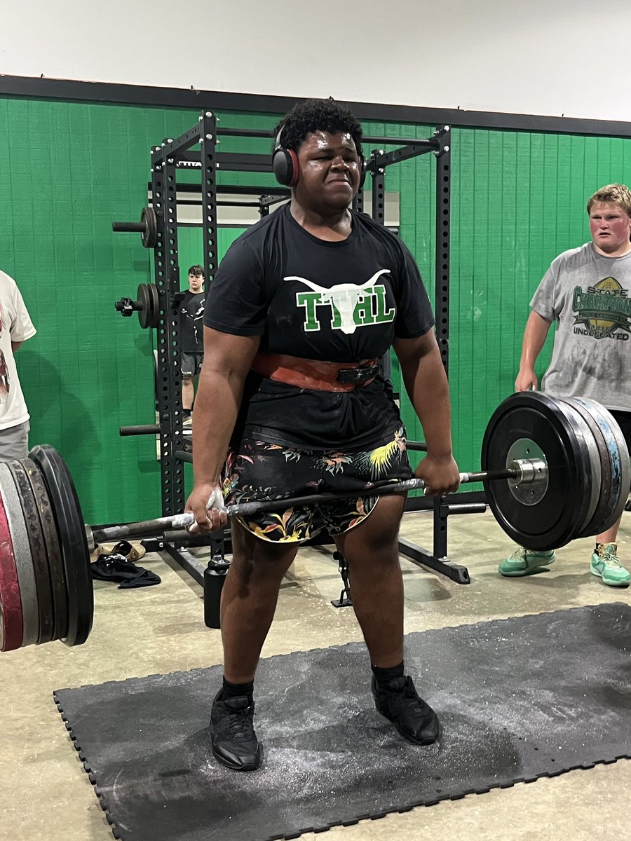 Big guys getting better in the weight room yesterday!! #HORNS #TTHL
