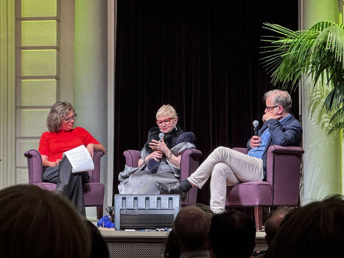 🎙️A couple of images from the ‘Mahler Late Night’ with author and journalist Vrouwkje Tuinman, with pianist Julius Drake and our president and founder Marina Mahler, in conversation after the concert of Mahler's 4th symphony with Fabio Luisi and NHK Symphony Orchestra.🎶