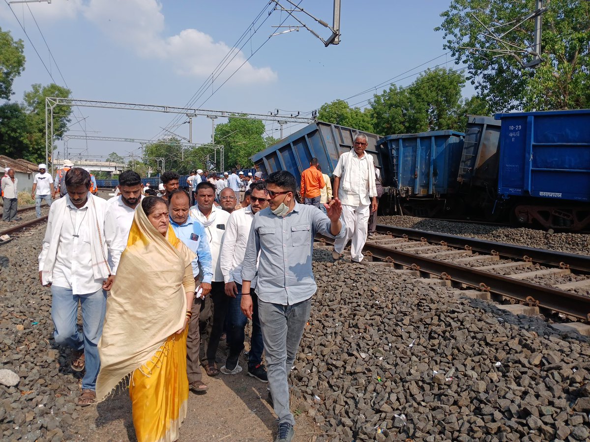 SmitaWagh_'s tweet photo. अमळनेर रेल्वे स्थानकावर मालगाडीचे डबे घसरले; घटनास्थळी पाहणी

अमळनेर रेल्वे स्थानकावर दुपारी २:१५ वाजता मालगाडीचे सात डबे रुळावरून घसरल्याची दुर्घटना घडली. सुदैवाने या अपघातात कोणतीही जीवितहानी झाली नाही. मात्र या घटनेमुळे काही काळासाठी रेल्वे वाहतूक विस्कळीत झाली.
(1/3) https://t.co/vyUtP4MiSG