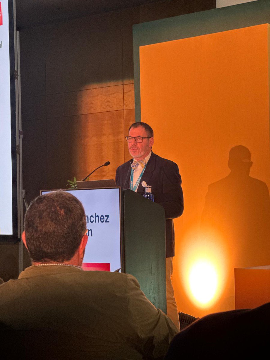 Seguimos con el Dr. Julio Sánchez con una magnífica ponencia sobre: “Dolor lumbar: un top de la consulta. Sabemos manejarlo?Estamos al día de los avances en su patogenia y enfoque terapéutico? Tienen sentido las unidades de ap. locomotor con otras especialidades?” 👏🏻