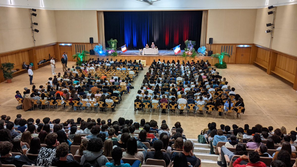 Témoignage] Rencontre avec
Lili Rosenberg-Leignel à Saint-Pierre-des-Corps. 600 collégiens et lycéens d'Indre et Loire écoutent avec attention son témoignage de la déportation. Merci à Lili Rosenberg-Leignel et à l'ADIRP 37 et à l'amicale de Ravensbrück pour l'organisation.