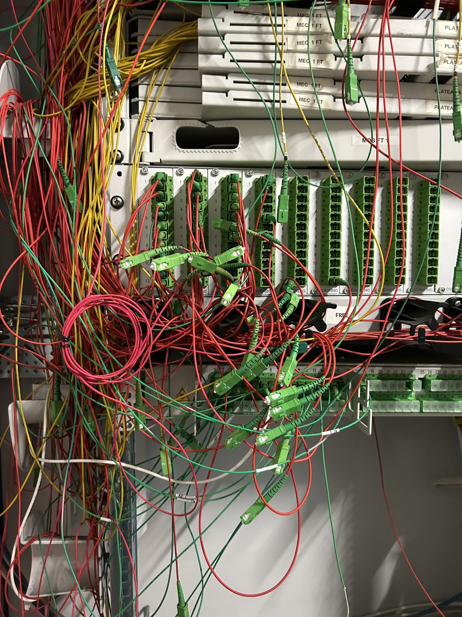 VigneDe's tweet photo. @SFR_SAV en action : un technicien de SFR débarque, débranche plusieurs foyers pour en « aider » un seul… puis repart, tranquille, en laissant les autres sans connexion. Aucune vérification, aucun suivi. Du sabotage déguisé en intervention. Bravo les pros. 👏🔥@SFR https://t.co/TMP6pEnegy