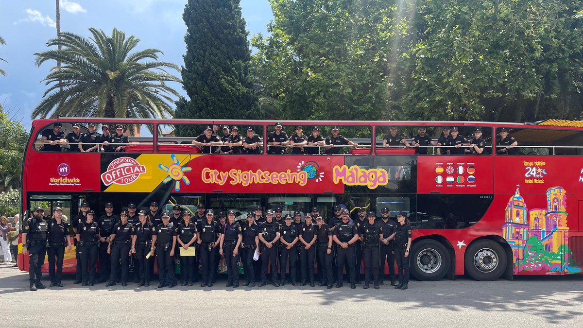 Ayer colaboramos con la <a href="/policia/">Policía Nacional</a> en un evento muy especial en Málaga. Más de 6.500 niños disfrutaron de una exhibición en la plaza de toros de La Malagueta para conocer su labor. ¡Orgullosos de apoyar con el traslado de los agentes hasta la plaza! 💙