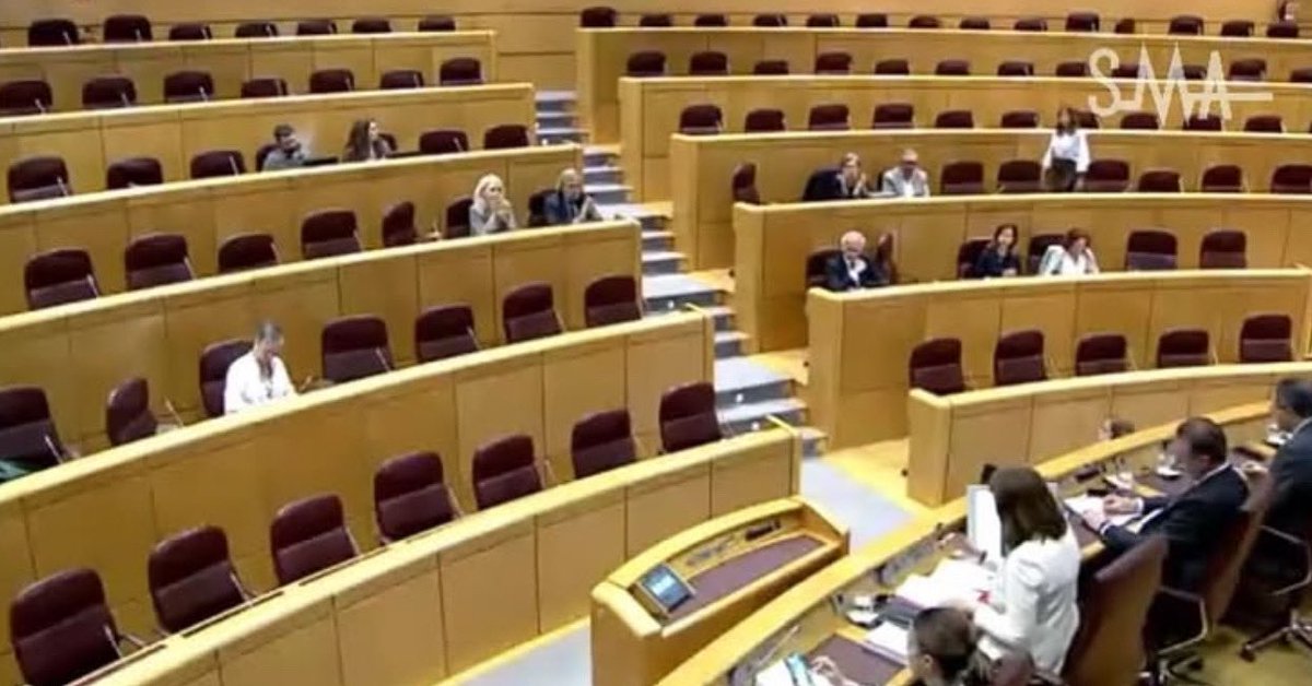 esdecirdiario's tweet photo. «Esto fue ayer en la Comisión de Sanidad del Senado. Los médicos hablando. Los escaños… vacíos.

32 senadores forman parte de la Comisión de Sanidad y ayer, casi ninguno se presentó para escuchar a los médicos. 

¿Dónde estaban?

Mientras miles de médicos luchamos por mejorar la sanidad pública, por condiciones laborales dignas y por el bienestar de nuestros pacientes, esto es lo que encontramos al otro lado: ausencia, desinterés y silencio institucional.

Estuvimos ahí para hablar de guardias eternas, agotamiento, precariedad…

Pero, ¿quién nos escuchó?

Queremos trabajar con dignidad. Queremos cuidar sin rompernos. Queremos que nos escuchen.
Y también queremos que la ciudadanía lo vea.

Comparte. No te calles. La sanidad pública es de tod@s».

🖊️ Dra. Tamara Contreras del Pino