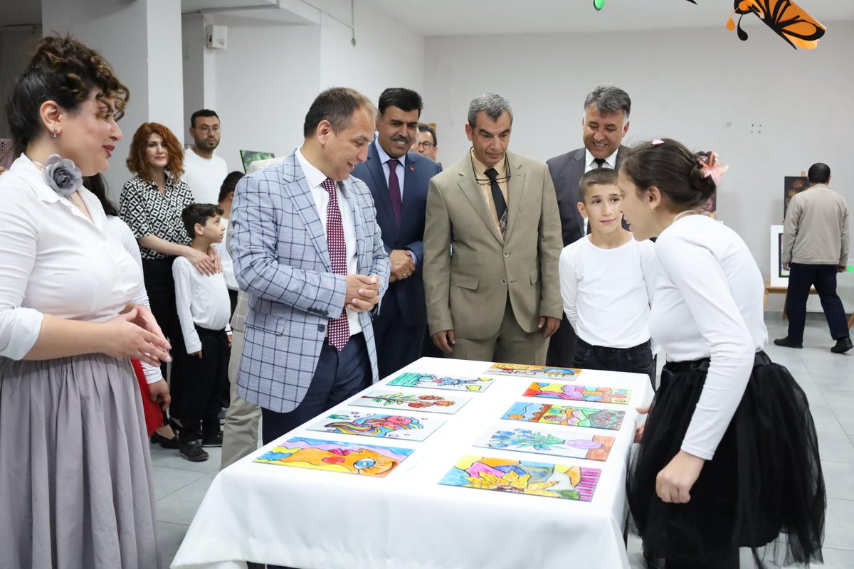 Kahramanmaraş İl Millî Eğitim Müdürlüğü (@kmarasilmem) on Twitter photo 📌 Özel Eğitim Uygulama Okulu (1. ve 2. Kademe) tarafından hazırlanan “Birlikte Güzeliz” temalı resim sergisi ve etkinlik programı, İl Millî Eğitim Müdürümüz Erhan Baydur, İlçe Millî Eğitim Müdürümüz Harun Kurt ile eğitim yöneticileri ve davetlilerin katılımıyla gerçekleştirildi. 📌 Özel Eğitim Uygulama Okulu (1. ve 2. Kademe) tarafından hazırlanan “Birlikte Güzeliz” temalı resim sergisi ve etkinlik programı, İl Millî Eğitim Müdürümüz Erhan Baydur, İlçe Millî Eğitim Müdürümüz Harun Kurt ile eğitim yöneticileri ve davetlilerin katılımıyla gerçekleştirildi.