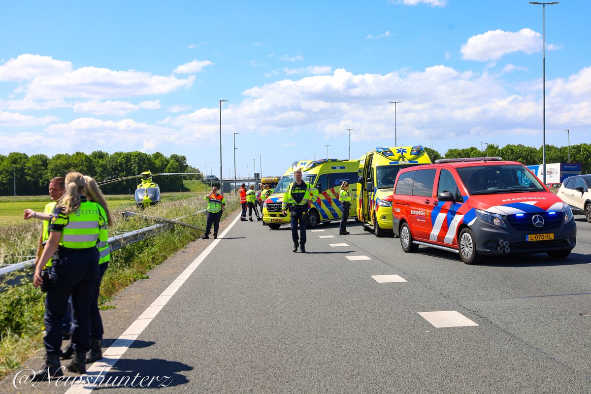 Auto in sloot: traumaheli en brandweer ter plaatse