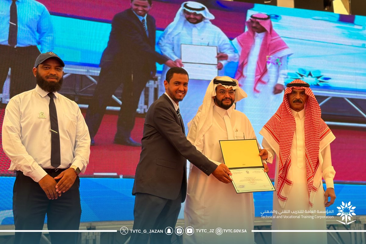 📸|تغطية 

جانب من تكريم المساهمين في حصول الكلية على شهادة الاعتماد المؤسسي من هيئة تقويم التعليم والتدريب "مسار".

#التدريب_التقني_بجازان 
#التدريب_التقني