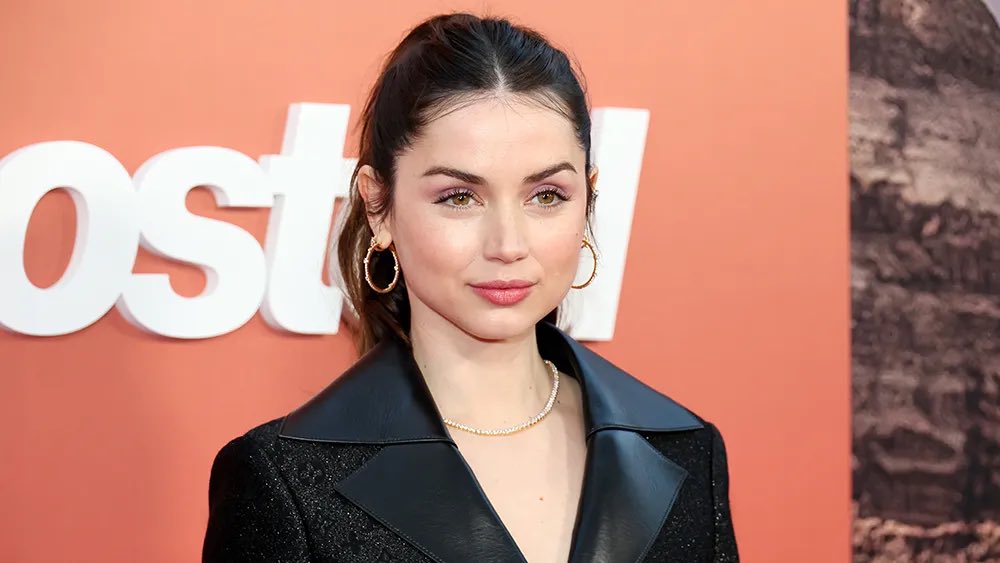ana de armas base tweet media