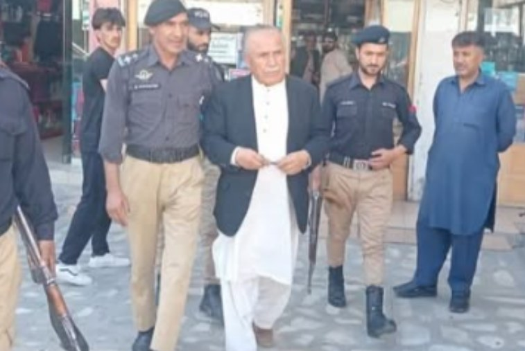 marxistJorge's tweet photo. Comrade Ehsan Ali, from Awami Action Committee Gilgit Baltistan (AACGB) and member @rcipakistan arrested by police as reprisal because of his role in the struggle of the people of Gilgit-Baltistan over control of land and natural resources.
#ReleaseEhsanAli https://t.co/q9eWkd3x92