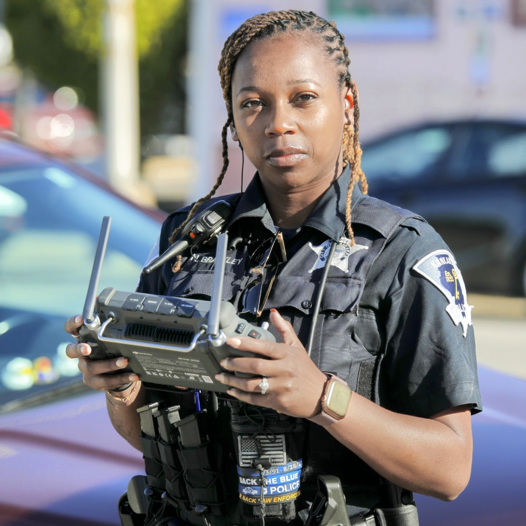 CityKankakee's tweet image. 🚁¡La ciudad de Kankakee está utilizando la tecnología de drones para apoyar la seguridad pública!

Los drones son una herramienta valiosa para el Departamento de Policía de Kankakee. Un paso más para mantener segura a nuestra comunidad.👮‍♂️💙

#Kankakee #PublicSafety #DroneSupport