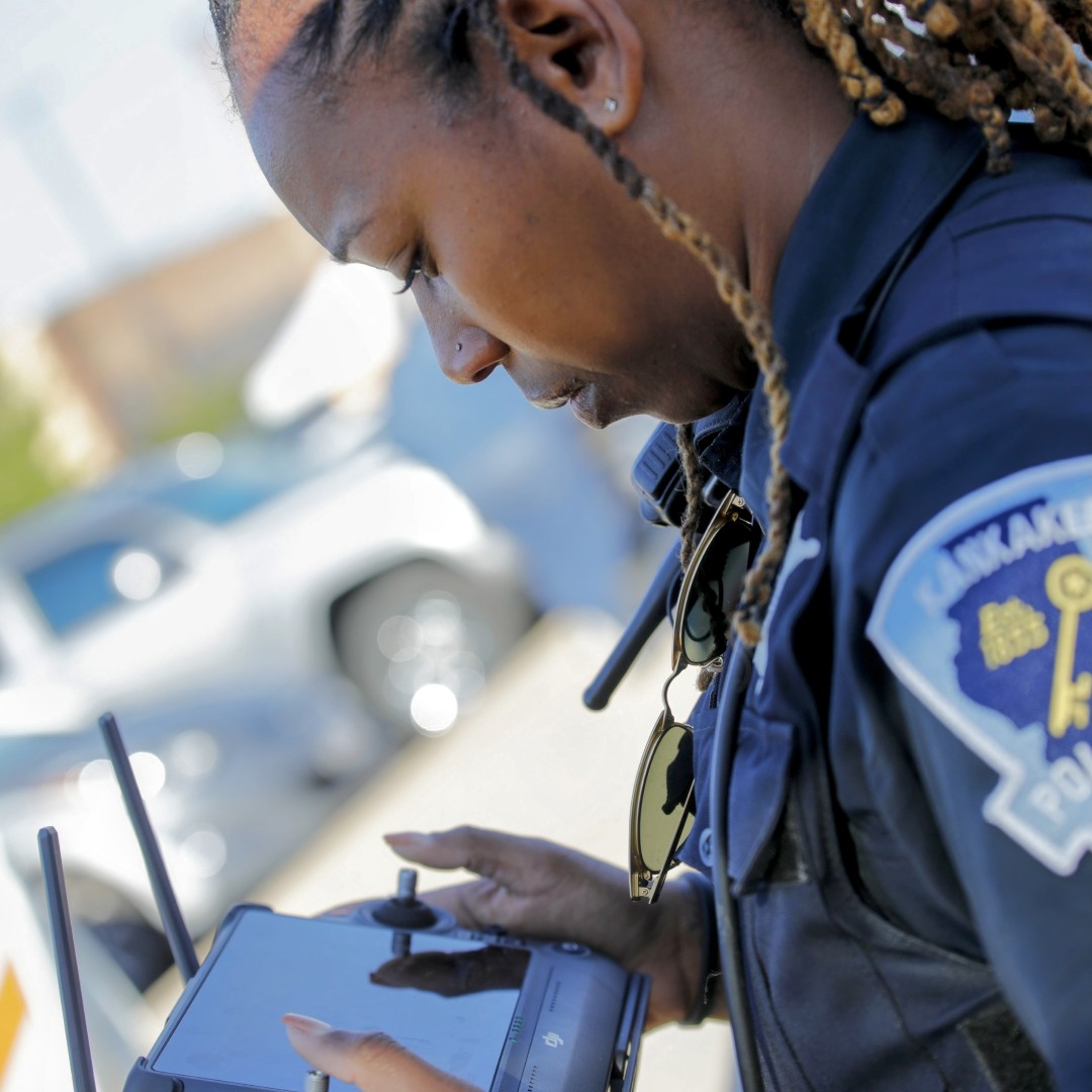 CityKankakee's tweet image. 🚁¡La ciudad de Kankakee está utilizando la tecnología de drones para apoyar la seguridad pública!

Los drones son una herramienta valiosa para el Departamento de Policía de Kankakee. Un paso más para mantener segura a nuestra comunidad.👮‍♂️💙

#Kankakee #PublicSafety #DroneSupport