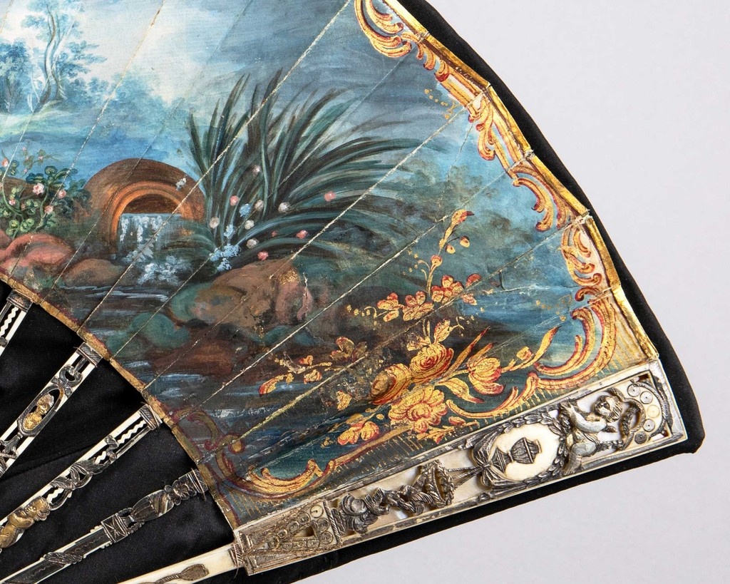 The production and use of fans rose across all European social classes in the 18th century. At the center of this fan from 1780, the god Hermes observes a group of earthly women while Mount Olympus looms in the background.

#AntiqueOfTheDay #PhoenixArtMuseum <a href="/phxart/">Phoenix Art Museum</a>