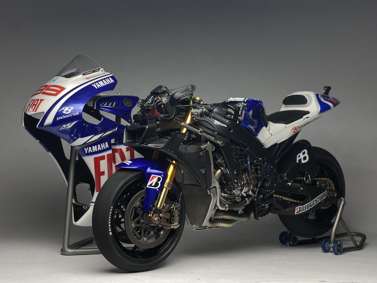 masahirom_mm's tweet photo. TAMIYA 1/12
'09 YAMAHA YZR-M1 #99
完成です。
今回もTopStudioその他改造パーツをフルに使いディテールアップしました。
週末の静岡ホビーショーで展示予定ですが、少しアレンジして展示しますので後日アップします。
#バイク模型が好きだ
#ModelerGP
#静岡ホビーショー2025 https://t.co/0jkqWQEszL