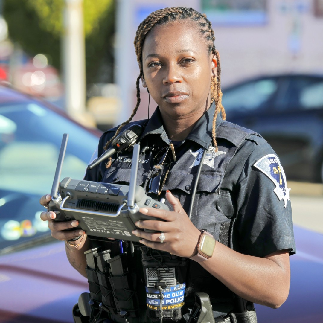 CityKankakee's tweet image. 🚁 The City of Kankakee is using drone technology to support public safety!

Drones are a valuable tool for the Kankakee Police Department—helping with search &amp;amp; rescue, accident scenes, event monitoring, and more. 👮‍♂️💙 

#Kankakee #PublicSafety #DroneSupport #CommunityFirst