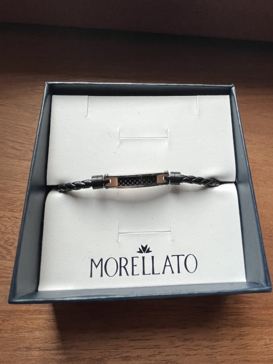 andrea_alpy's tweet image. ma perché 15 anni fa alle comunioni cresime ecc regalavano questi bracciali orribili a noi bambini? Questo è in questa posizione da quando l’ho aperto, non l’ho mai indossato né tolto da qui anche solo per vederlo