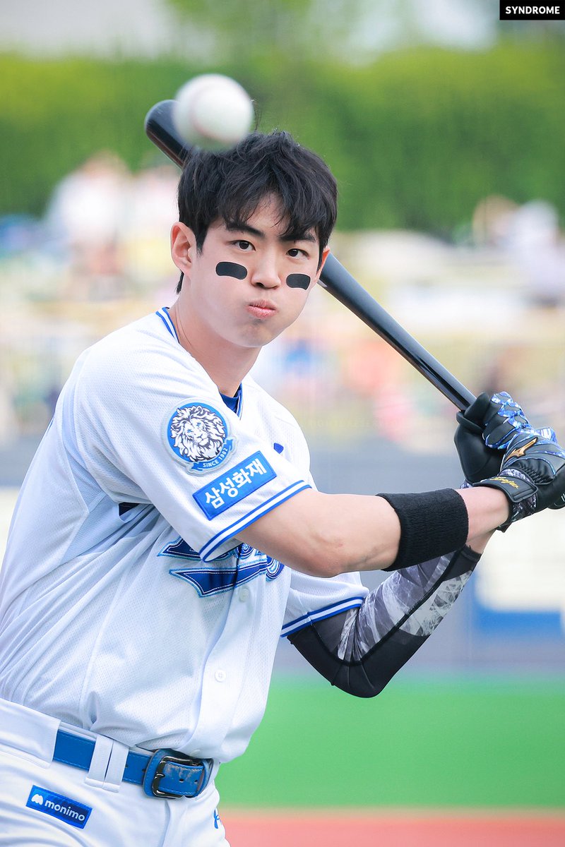 250514 #구자욱 
한 소년을 바라보다 벼락 맞았었지