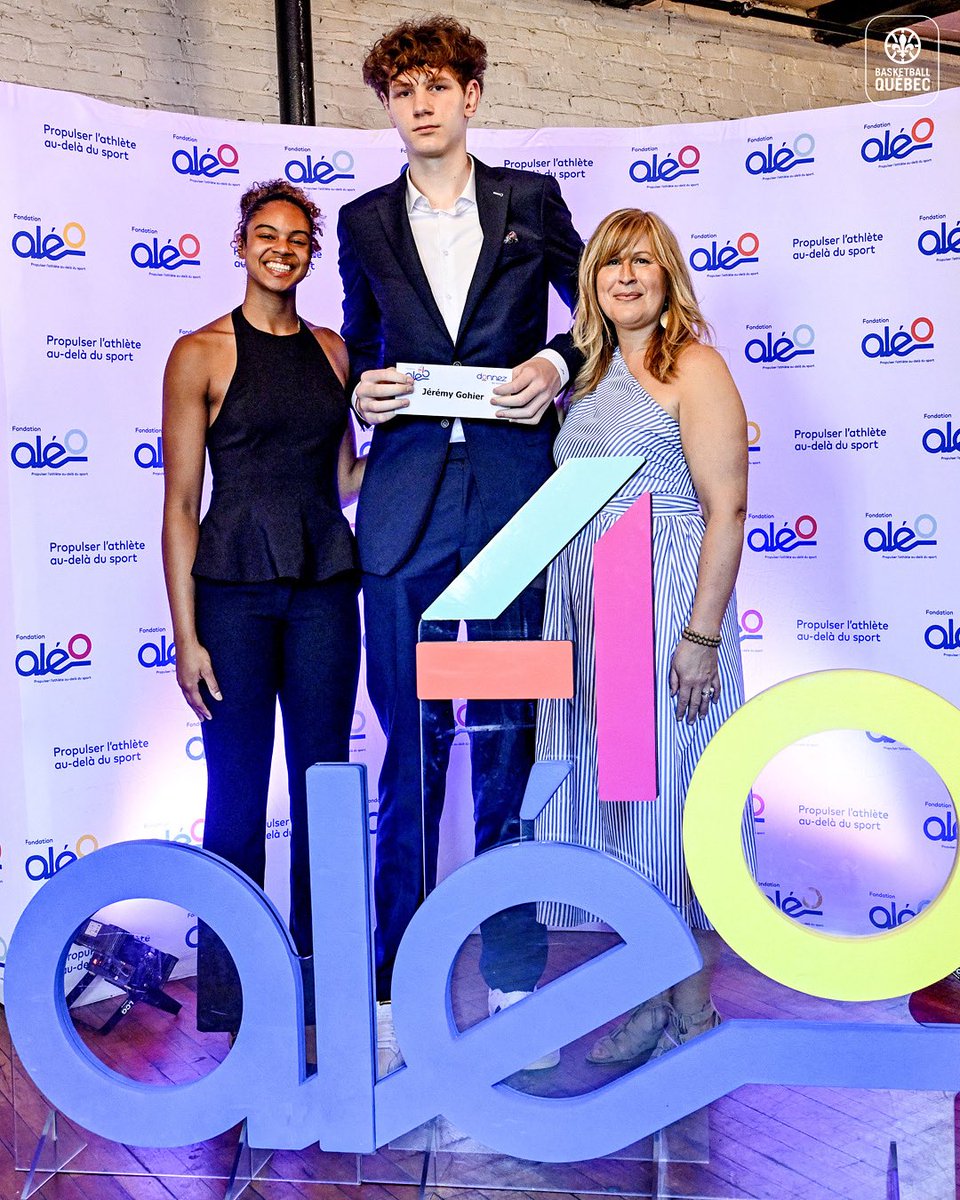 BasketballQc's tweet image. Félicitations à Jérémy Gohier, accompagné de Cassandre Prosper, récipiendaire cette semaine d’une bourse de la Fondation Aléo !
Jérémy est membre de notre équipe 15U masculine qui disputera cet été les Championnats Nationaux ! 👏
